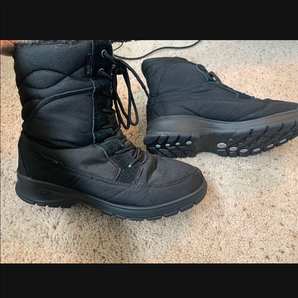 Waterproof insulated snow boots size 9